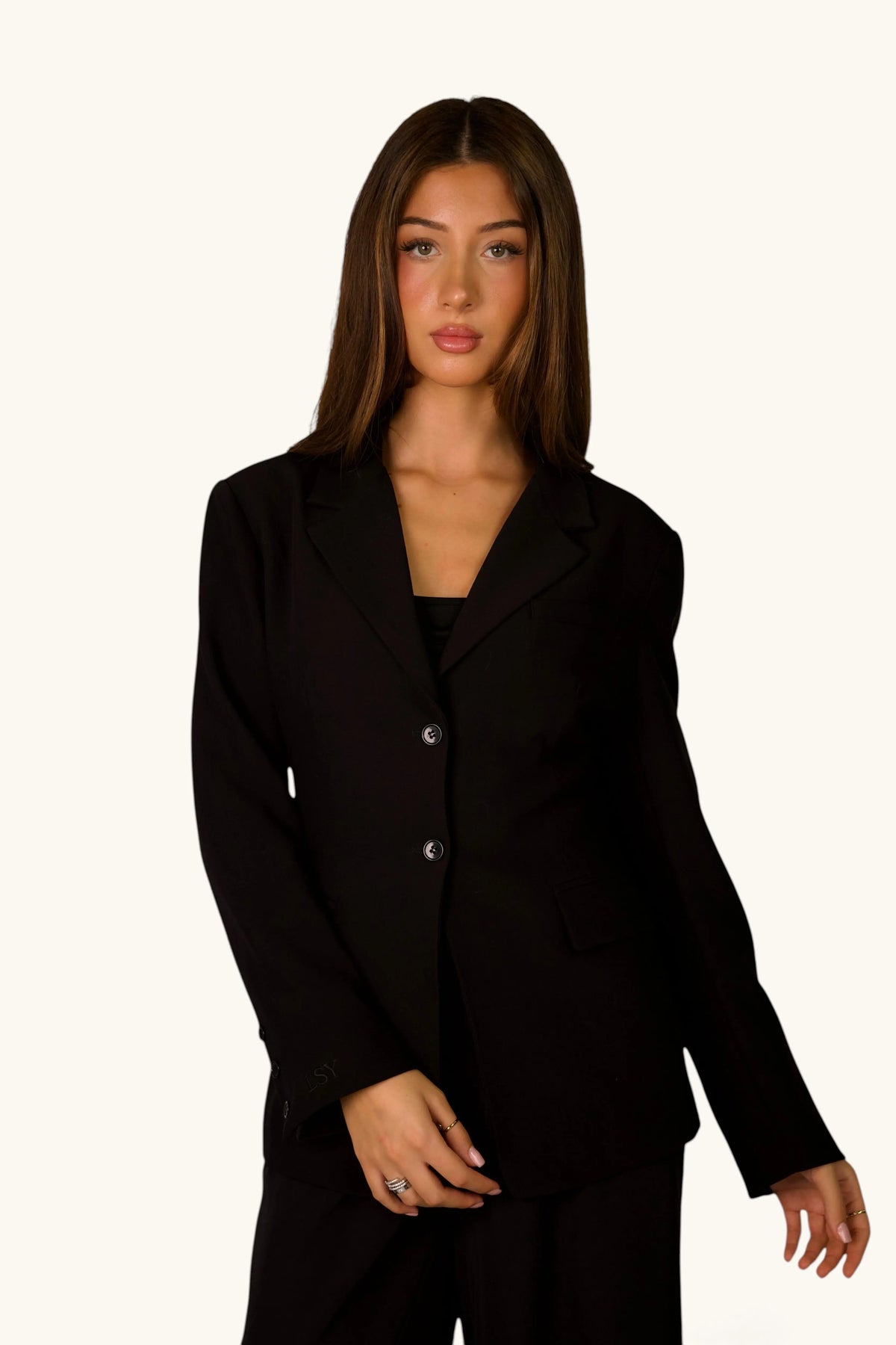 Schwarzer, taillierter LOSYANA Blazer aus Jacke mit schmaler Passform, Knopfleiste und klassischen Revers.