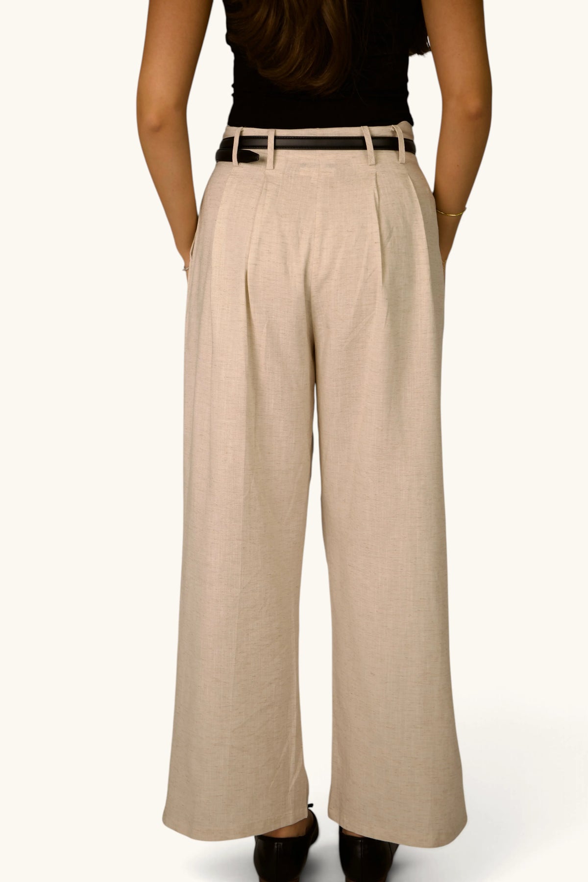 Beige Premium Leinenhose von LOSYANA, leicht und atmungsaktiv, zeigt die elegante Passform und den lockeren Stil.