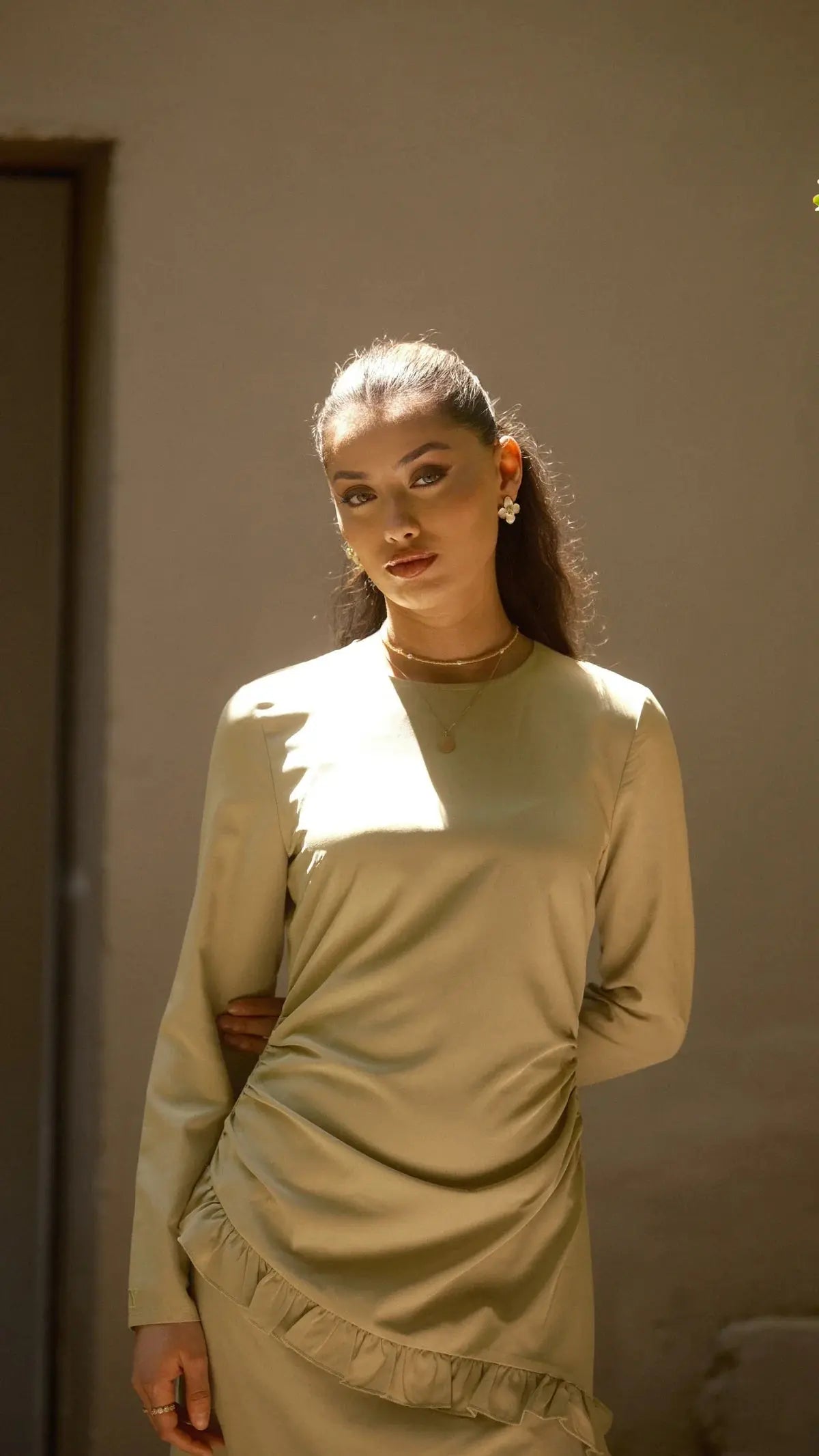 ROMANCE RUFFLE DRESS - MATCHA Losyana.nl