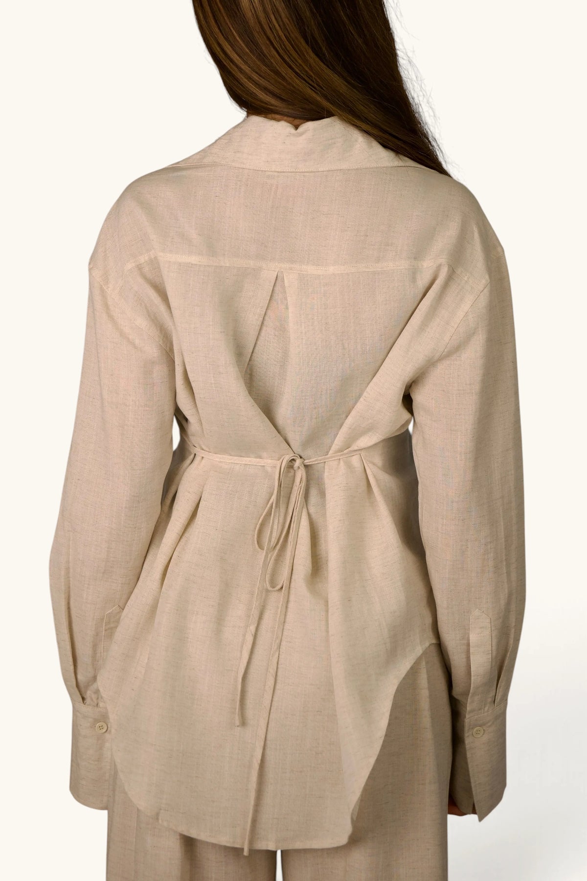 Beige Premium Leinen Bluse von LOSYANA, leichtes Oberteil mit lockerer Passform und natürlichen Leinenstoff.