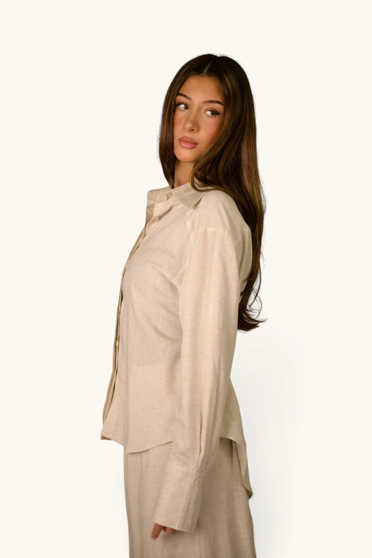 Beige Premium Leinen-Oberteil von LOSYANA, leichte und elegante Bluse mit lockerem Schnitt für Frauen.