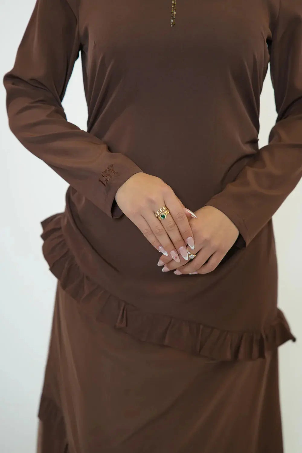 ROMANCE RUFFLE DRESS - ESPRESSO Losyana.nl