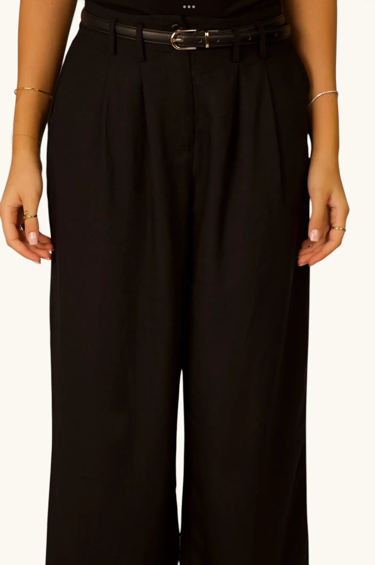 Schwarze Premium-Leinenhose von LOSYANA, entspannte Passform, leichte Textur, sichtbare Leinenstruktur, modischer Look.