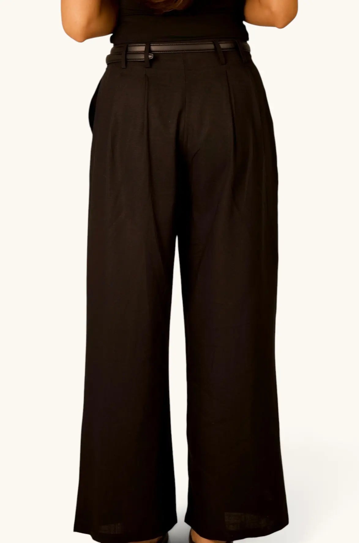 Schwarze Premium Leinenhose von LOSYANA, locker sitzend mit geradem Schnitt und sichtbarem Gürtel.